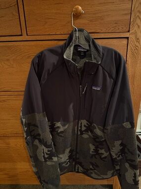 Patagonia Men's Black & Gray Camouflage Hybrid Fleece Jacket